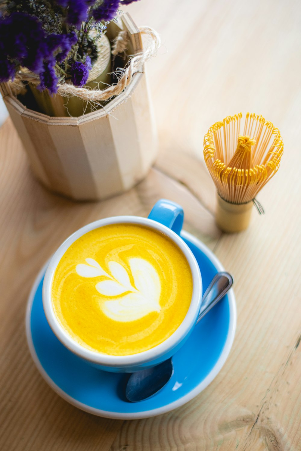 taza de cerámica blanca con capuchino