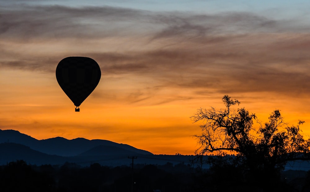 silhouette di mongolfiera durante il tramonto