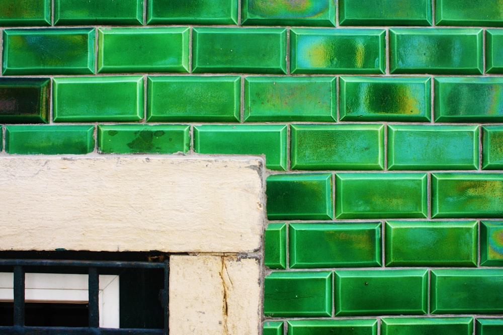 緑と白のコンクリートの壁