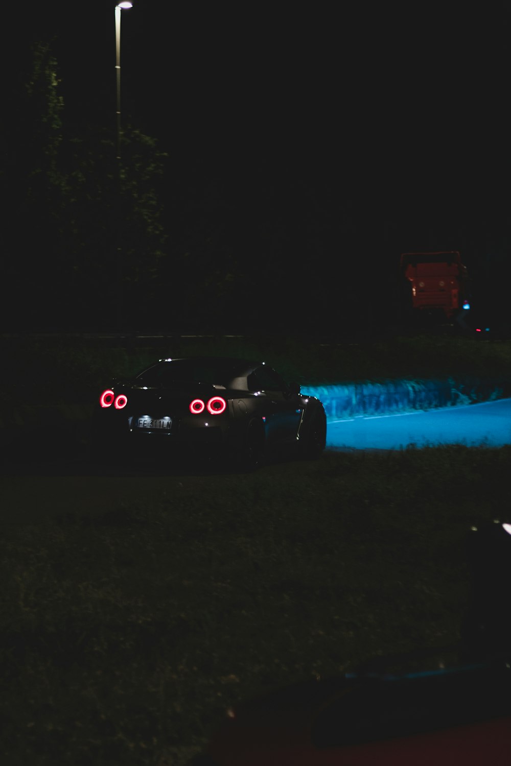 夜間の道路上の黒い車