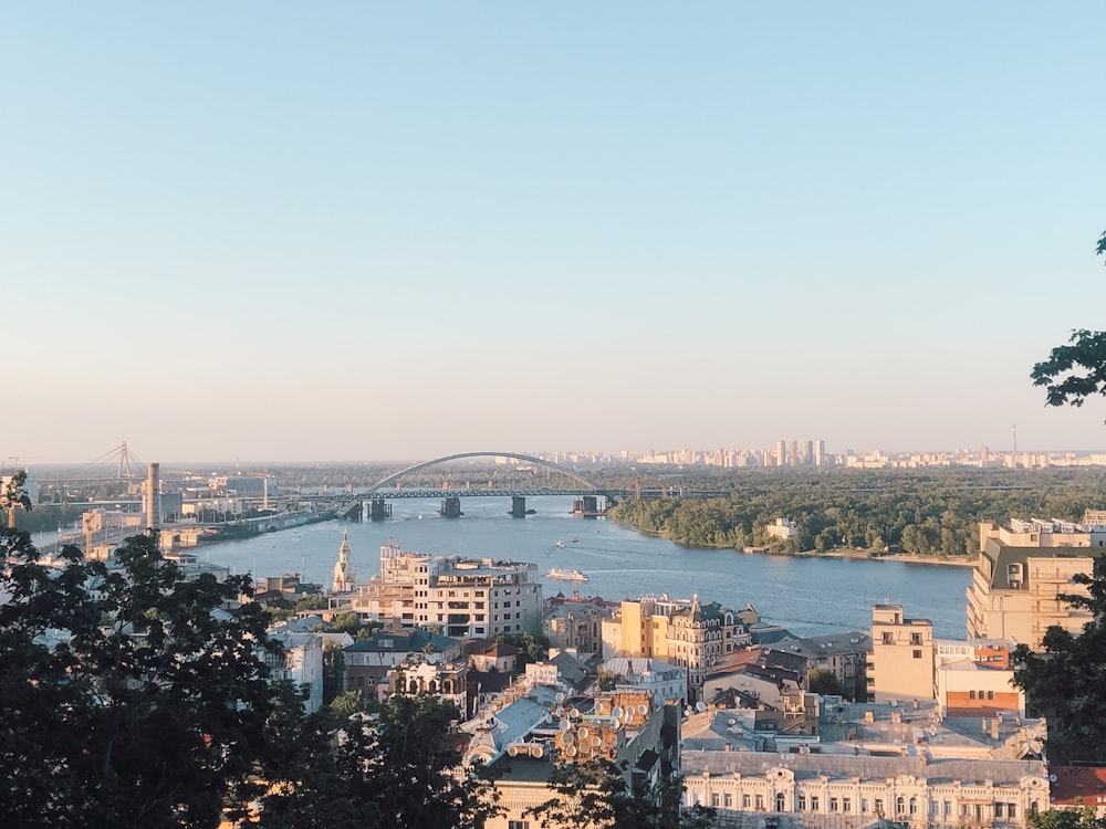 Vista aérea de los edificios de la ciudad cerca del cuerpo de agua durante el día