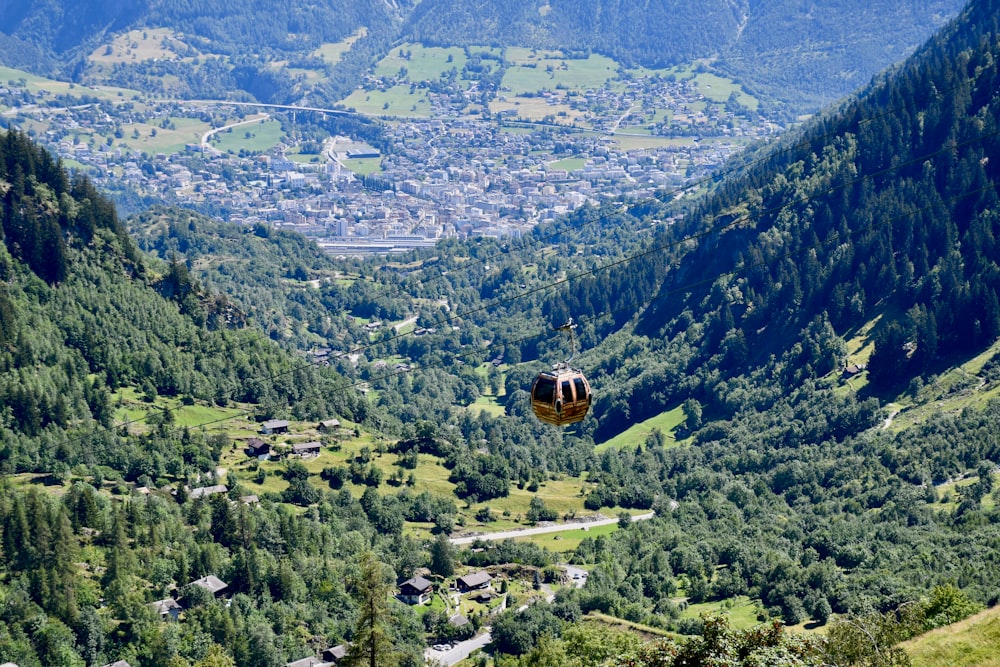 vista aérea de árvores verdes e montanhas durante o dia