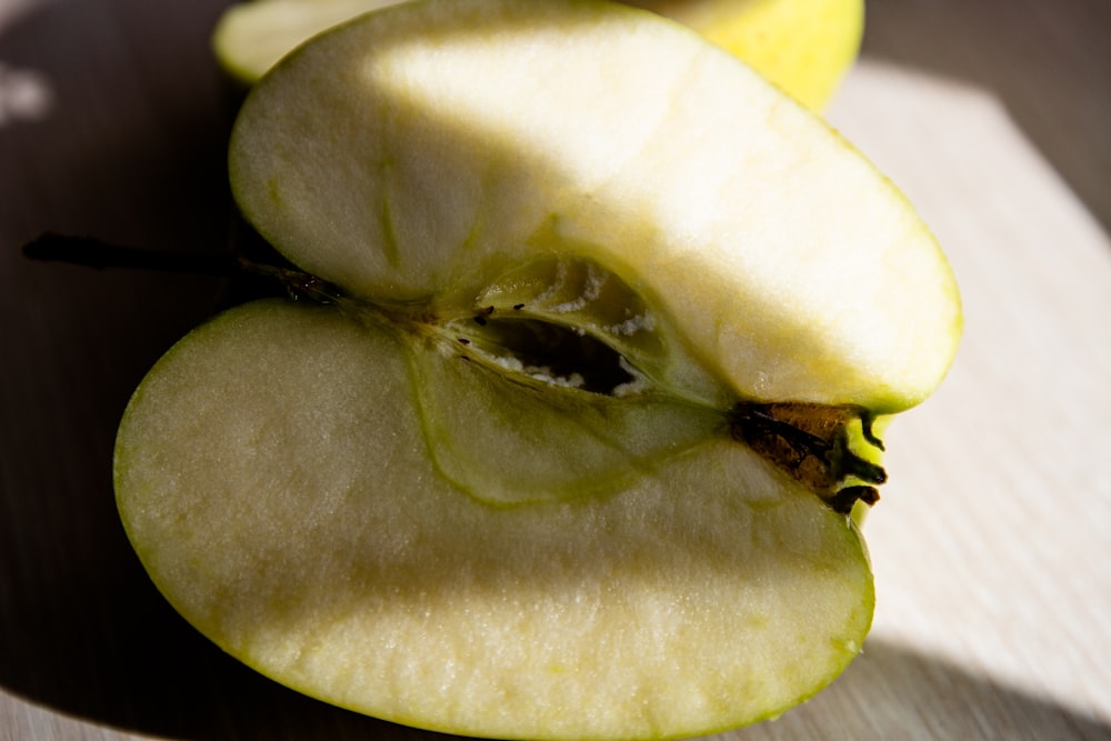 fruta verde da maçã com borboleta preta e amarela