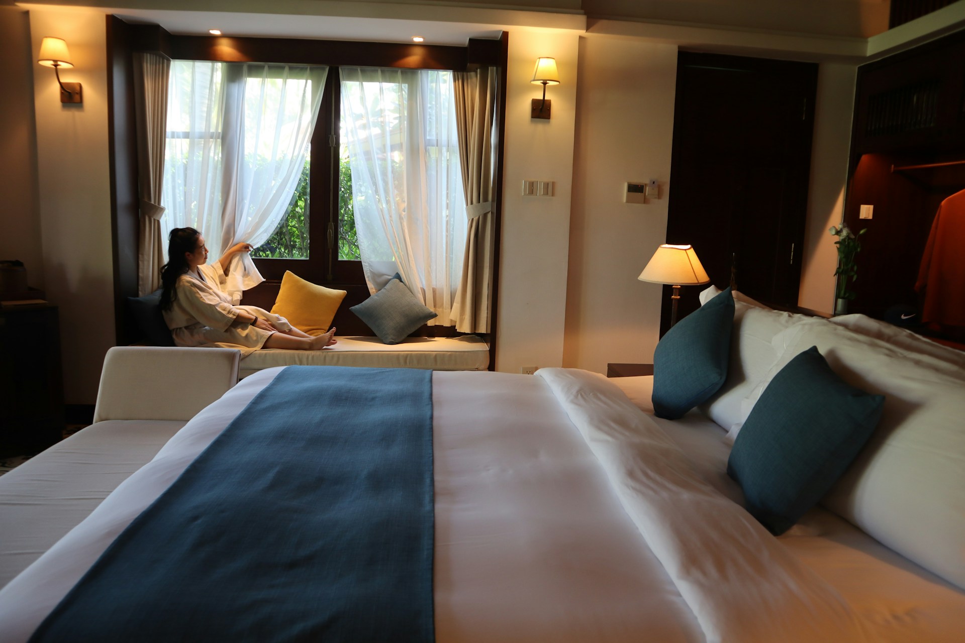 blue bed linen near brown table lamp