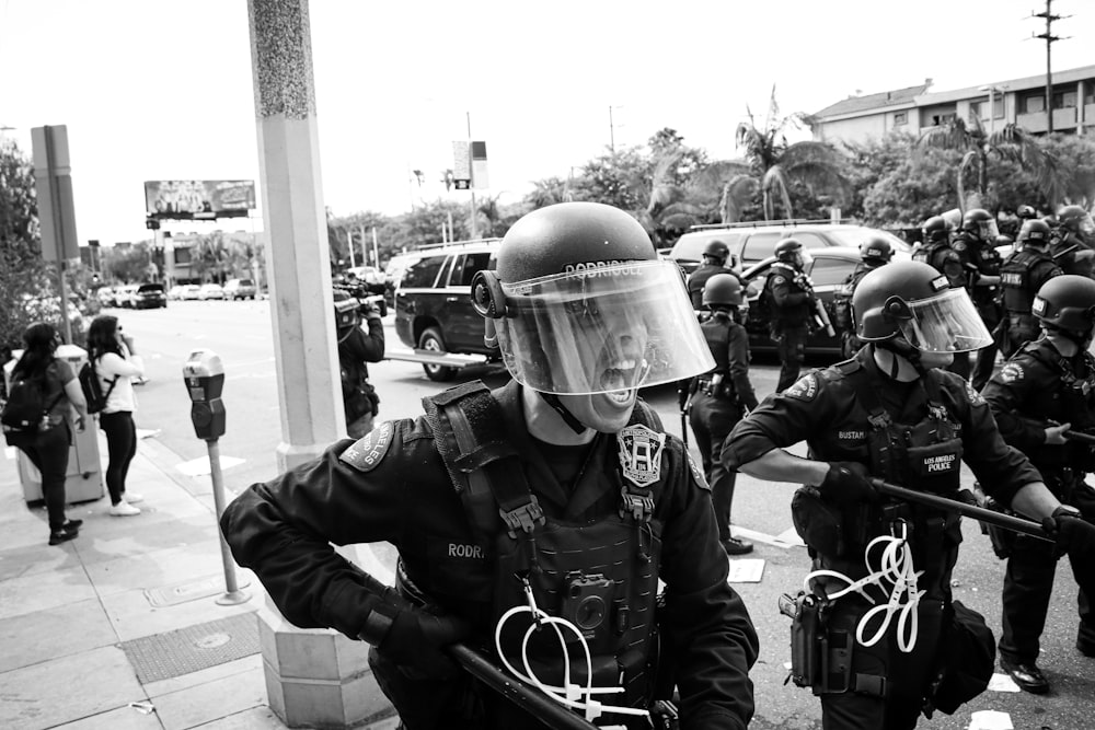 Foto en escala de grises de personas montando motocicleta