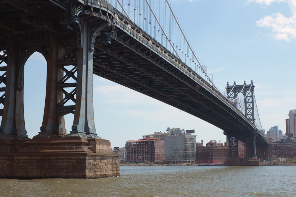 uma grande ponte que se estende sobre um grande corpo de água