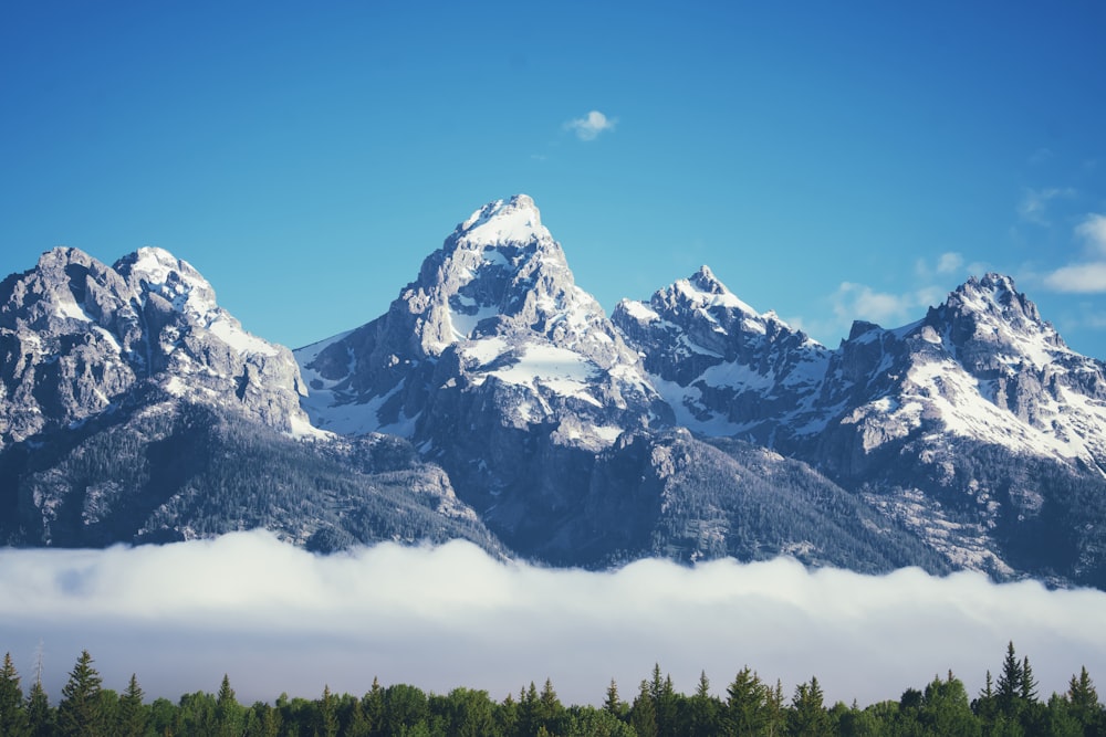 montanha coberta de neve sob o céu azul durante o dia