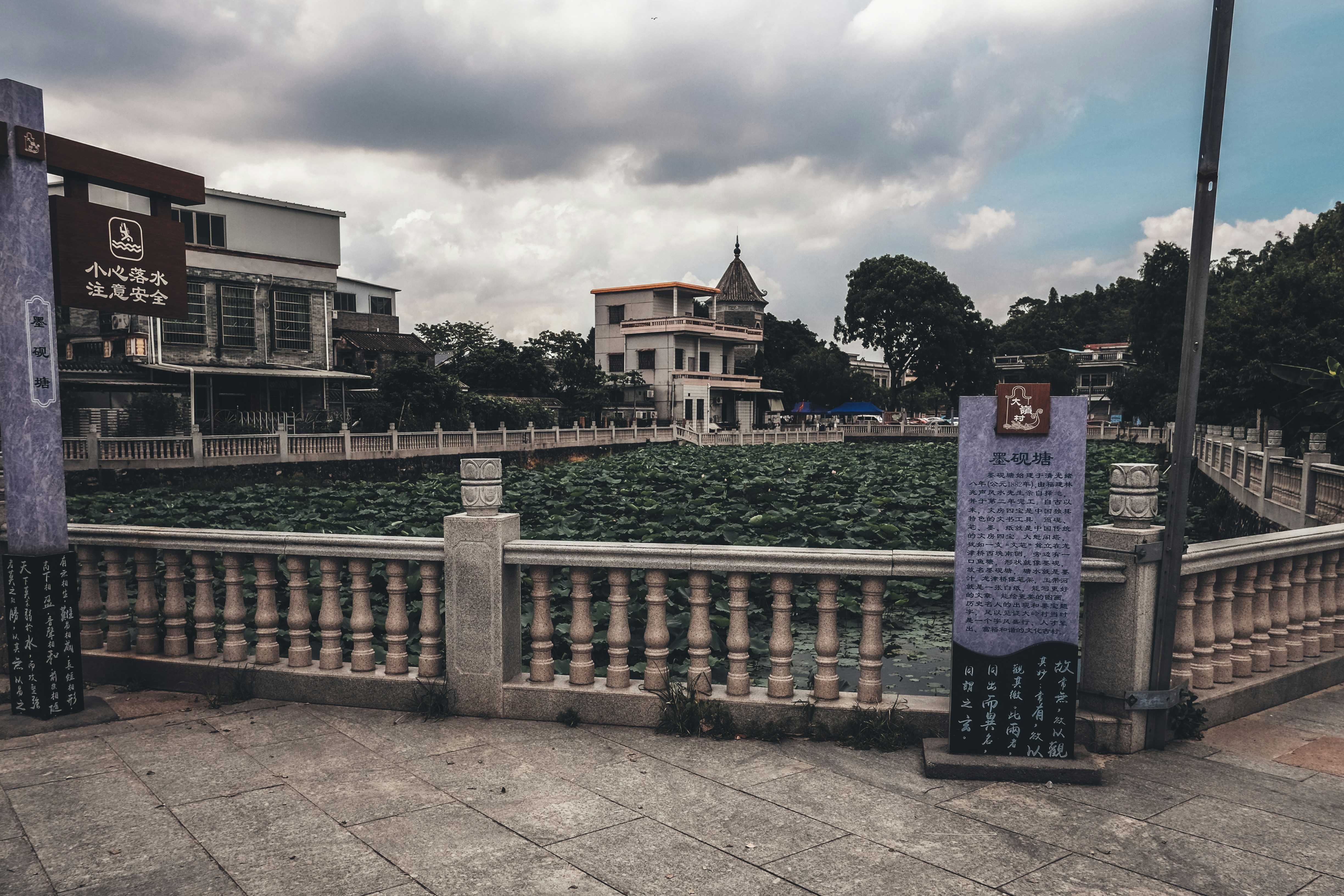 Bâtiment en béton blanc et brun
