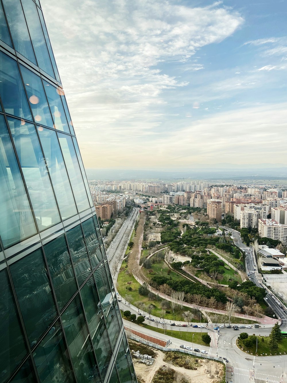 edifícios da cidade sob o céu azul durante o dia