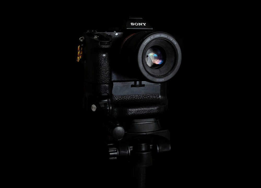 Fotocamera reflex digitale Nikon nera su superficie nera