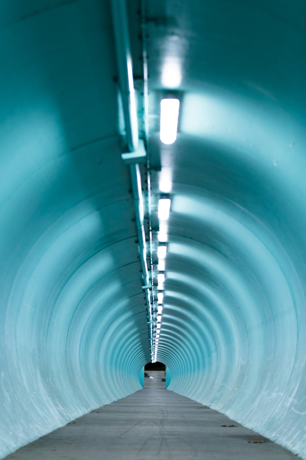 homem na camisa preta em pé no túnel