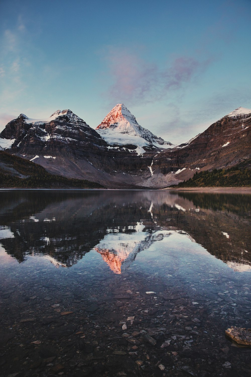 Lago cerca de la montaña cubierta de nieve durante el día