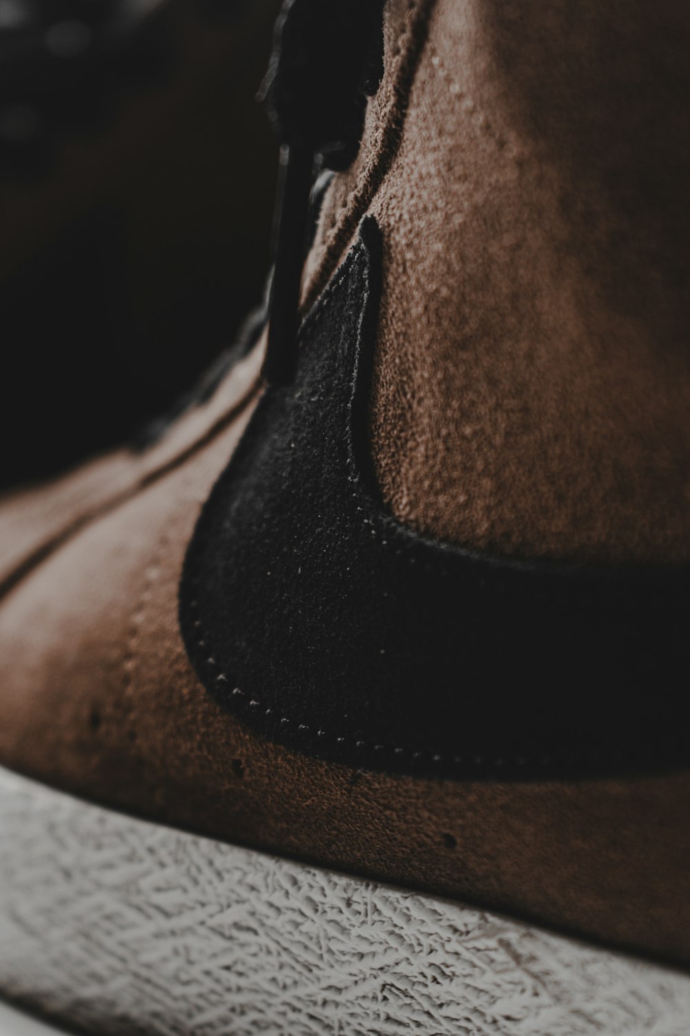 Zapato de cuero negro y marrón