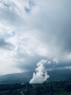 Illustration of CO₂ plume migration beneath the earth’s surface.