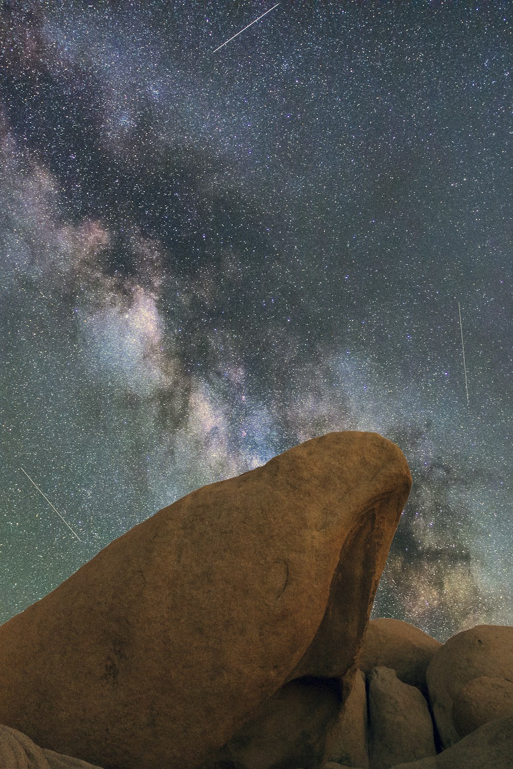 Formación rocosa marrón bajo la noche estrellada
