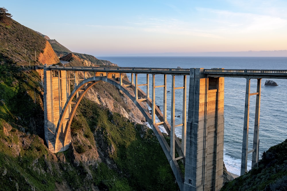 ponte de madeira marrom sobre o rio