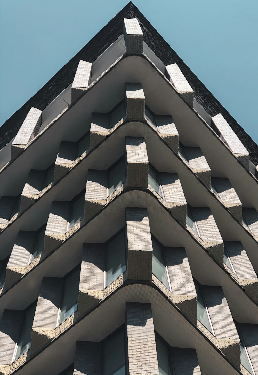 Edificio de hormigón blanco y negro