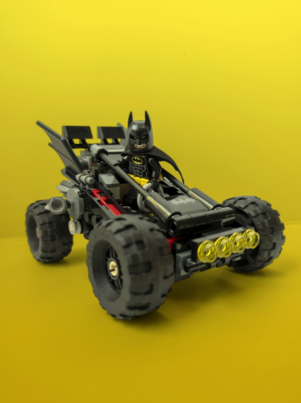 brinquedo preto e amarelo monster truck