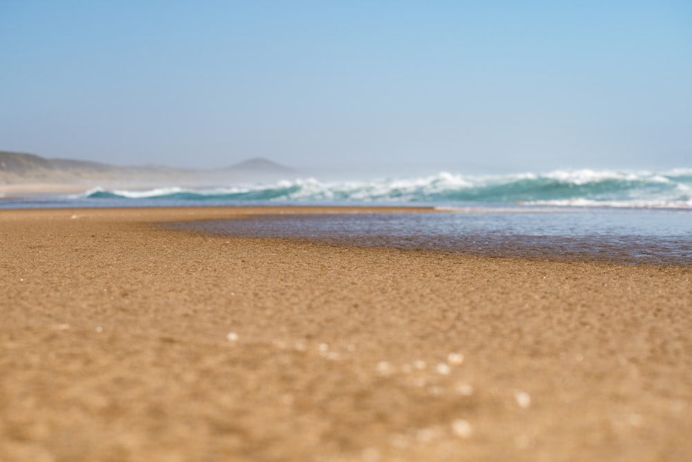 sea waves crashing on shore during daytime