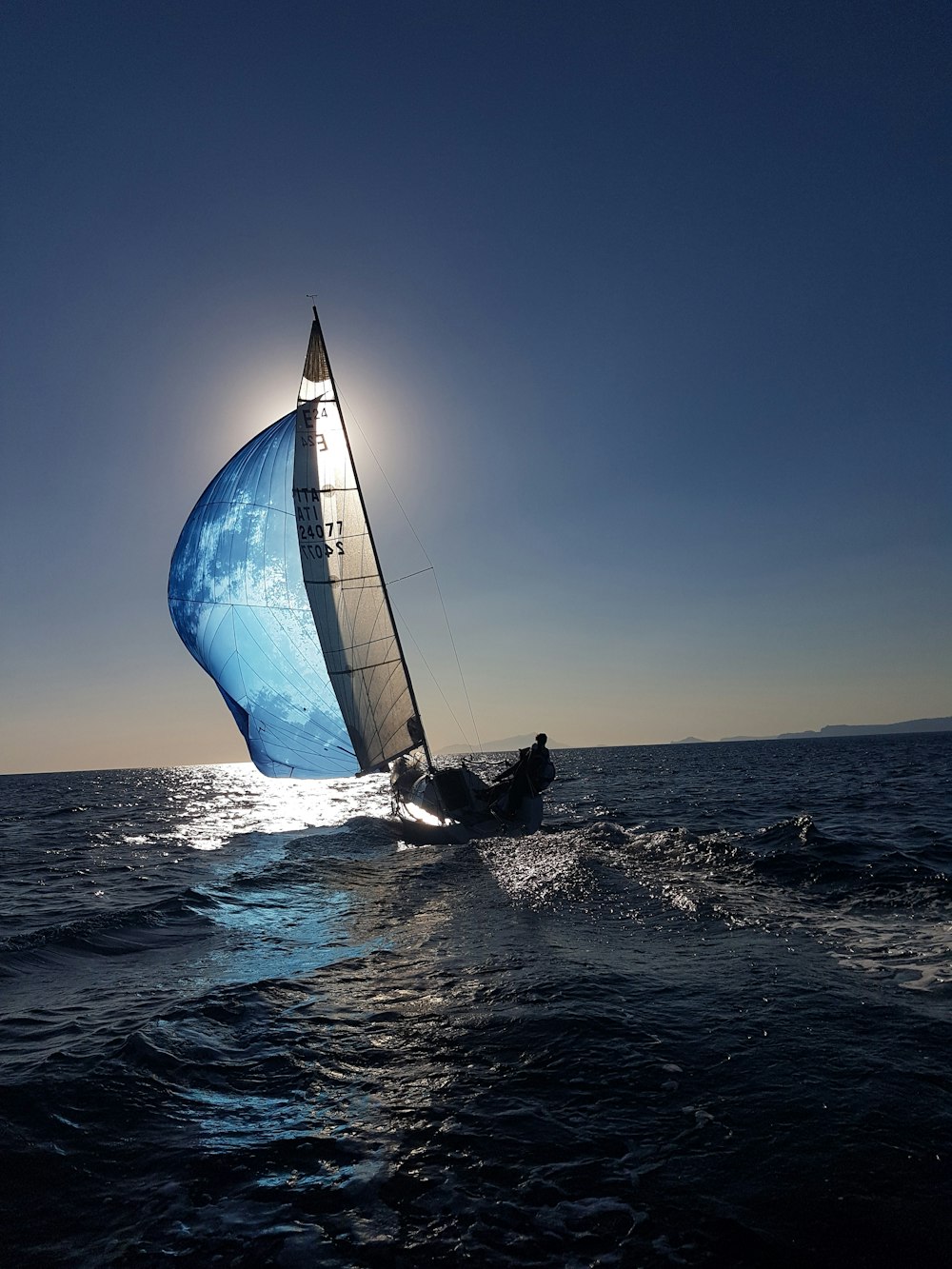 persone che vanno in barca a vela in mare durante il giorno