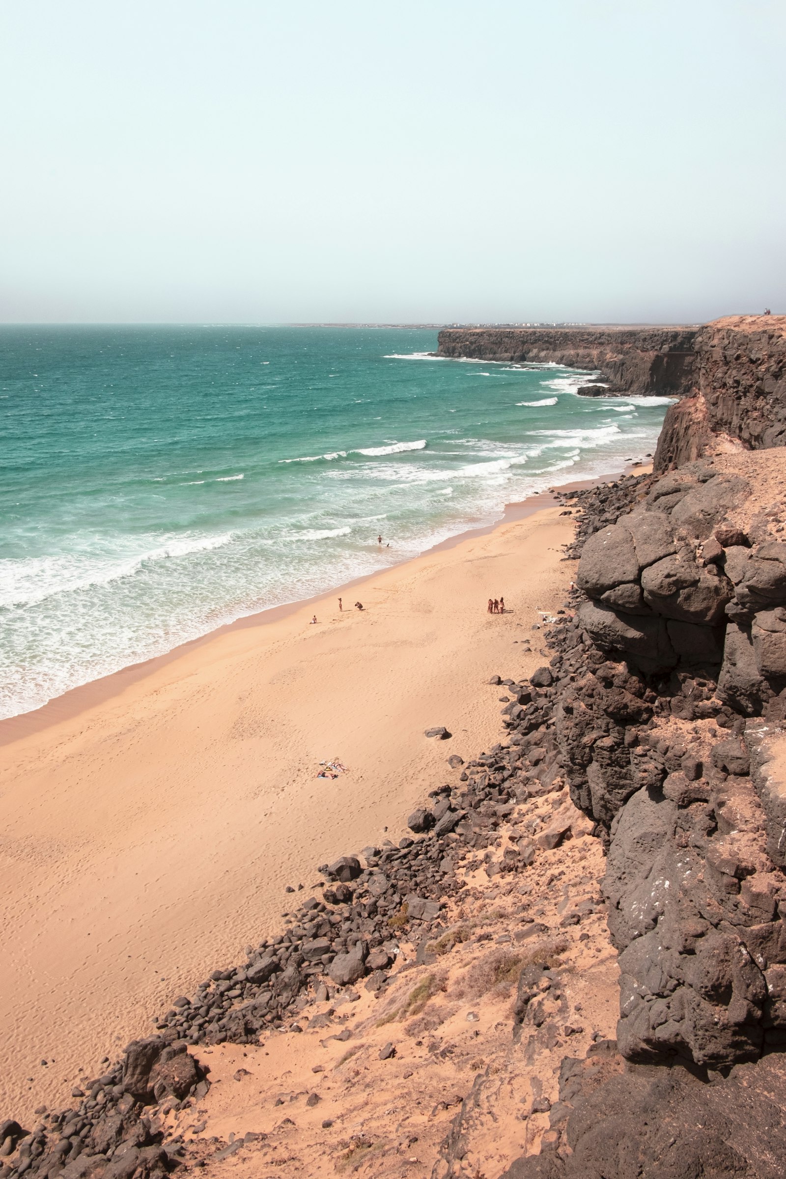 Fujifilm X-E2 + Fujifilm XF 18mm F2 R sample photo. Brown sand beach with photography