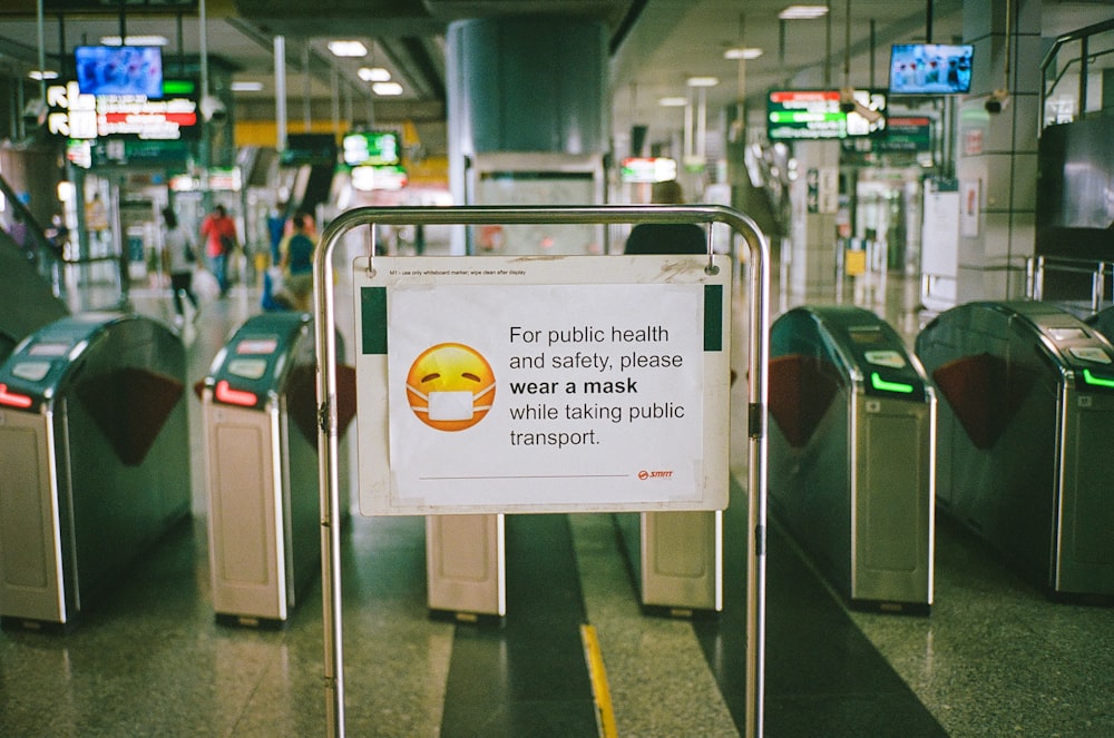 Signalisation blanche et jaune sur la gare