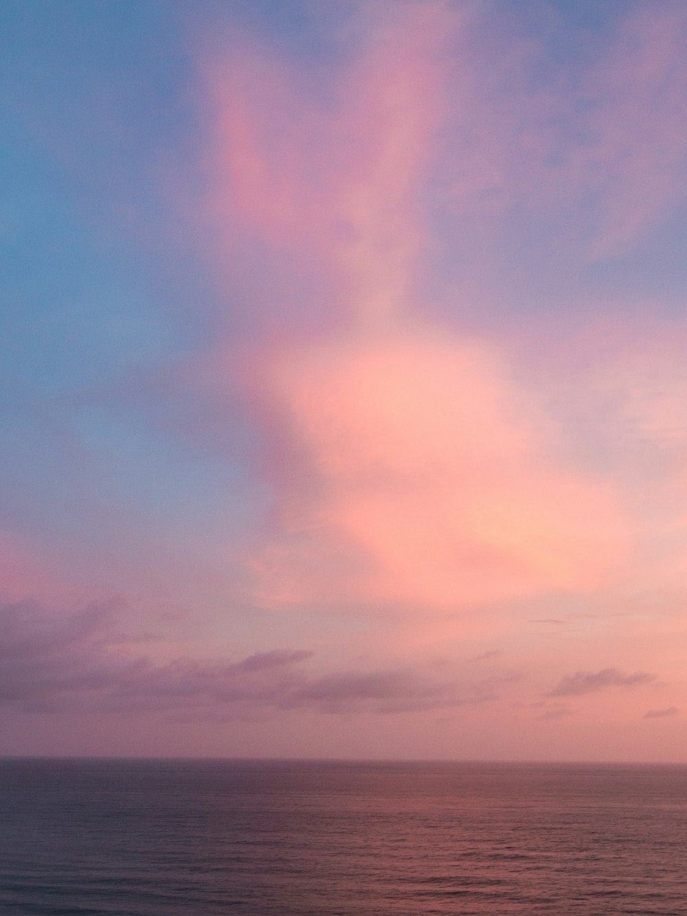 cielo blu con nuvole bianche durante il giorno