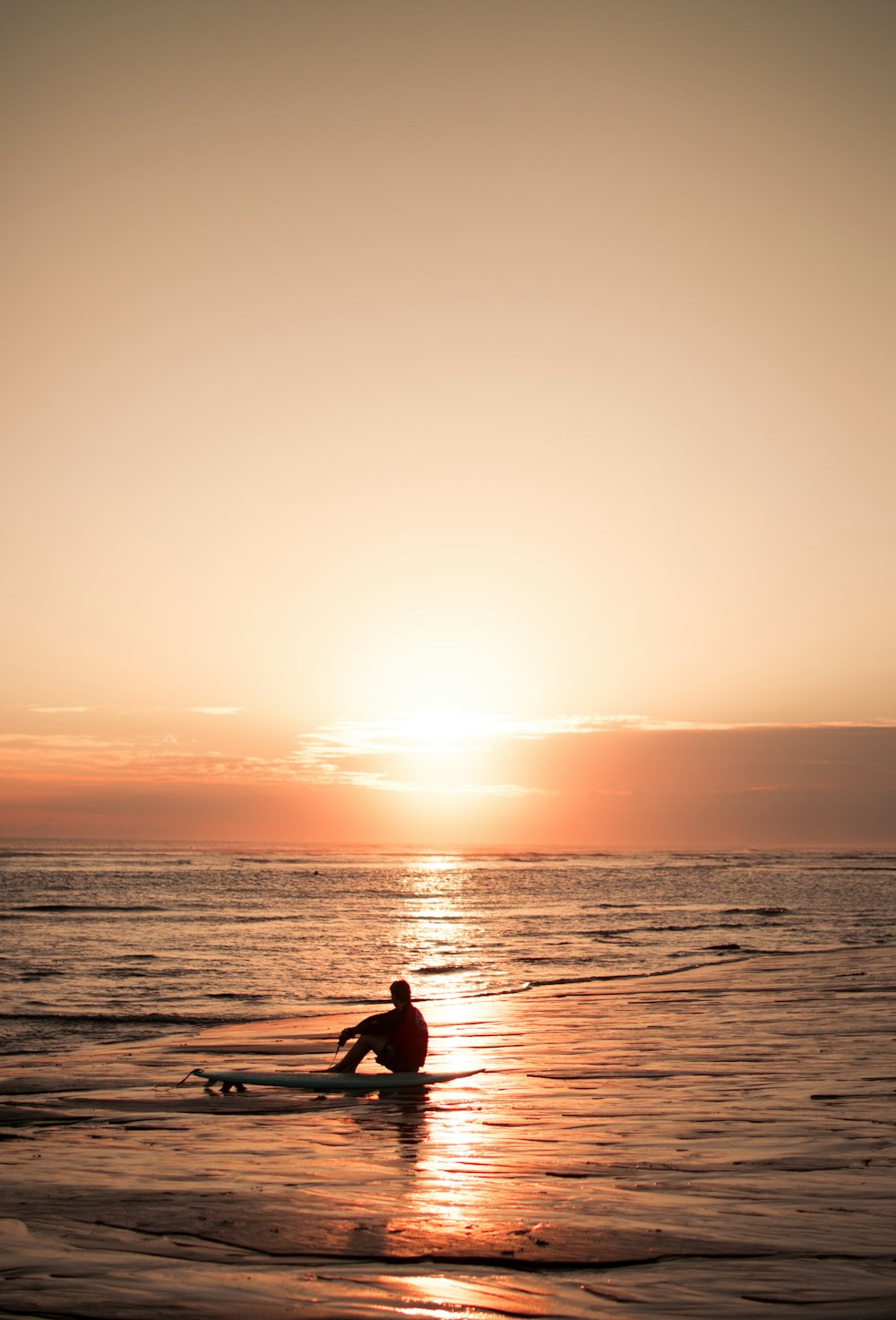 silhueta do homem que cavalga no barco durante o pôr do sol