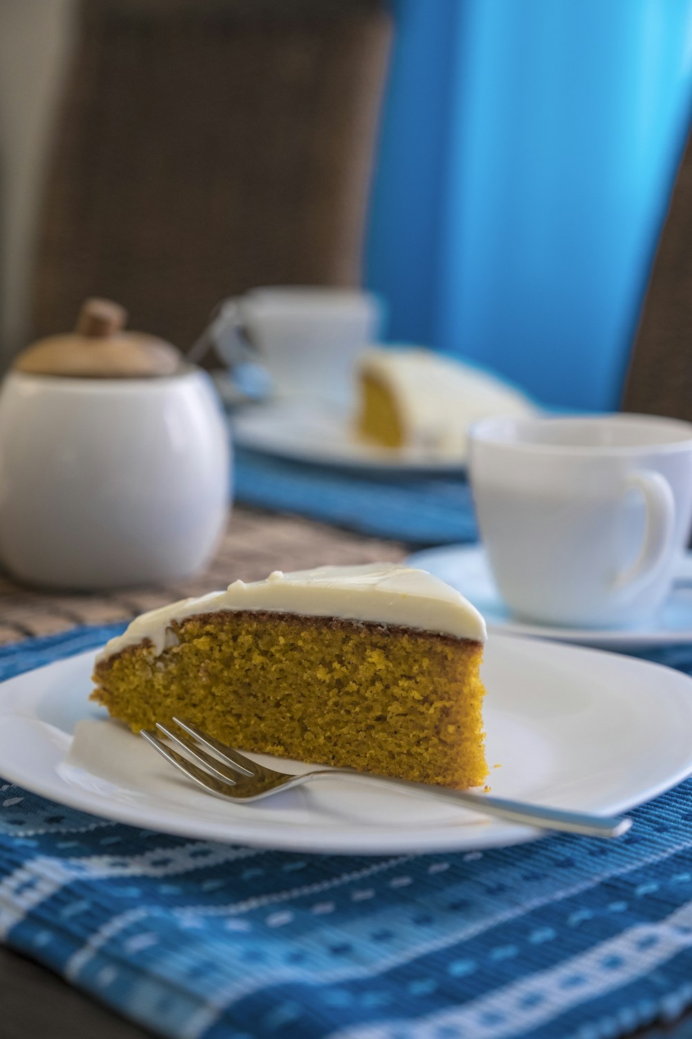 pane su piatto di ceramica bianca