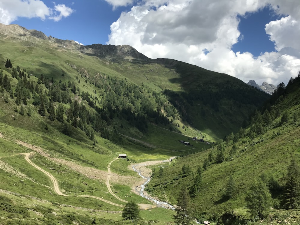 Montagnes vertes sous le ciel bleu pendant la journée