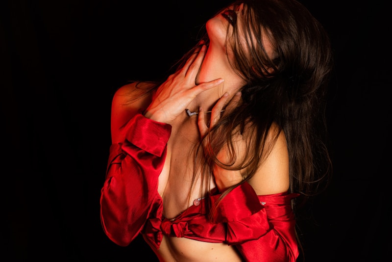 Mujer seductora en vestido rojo