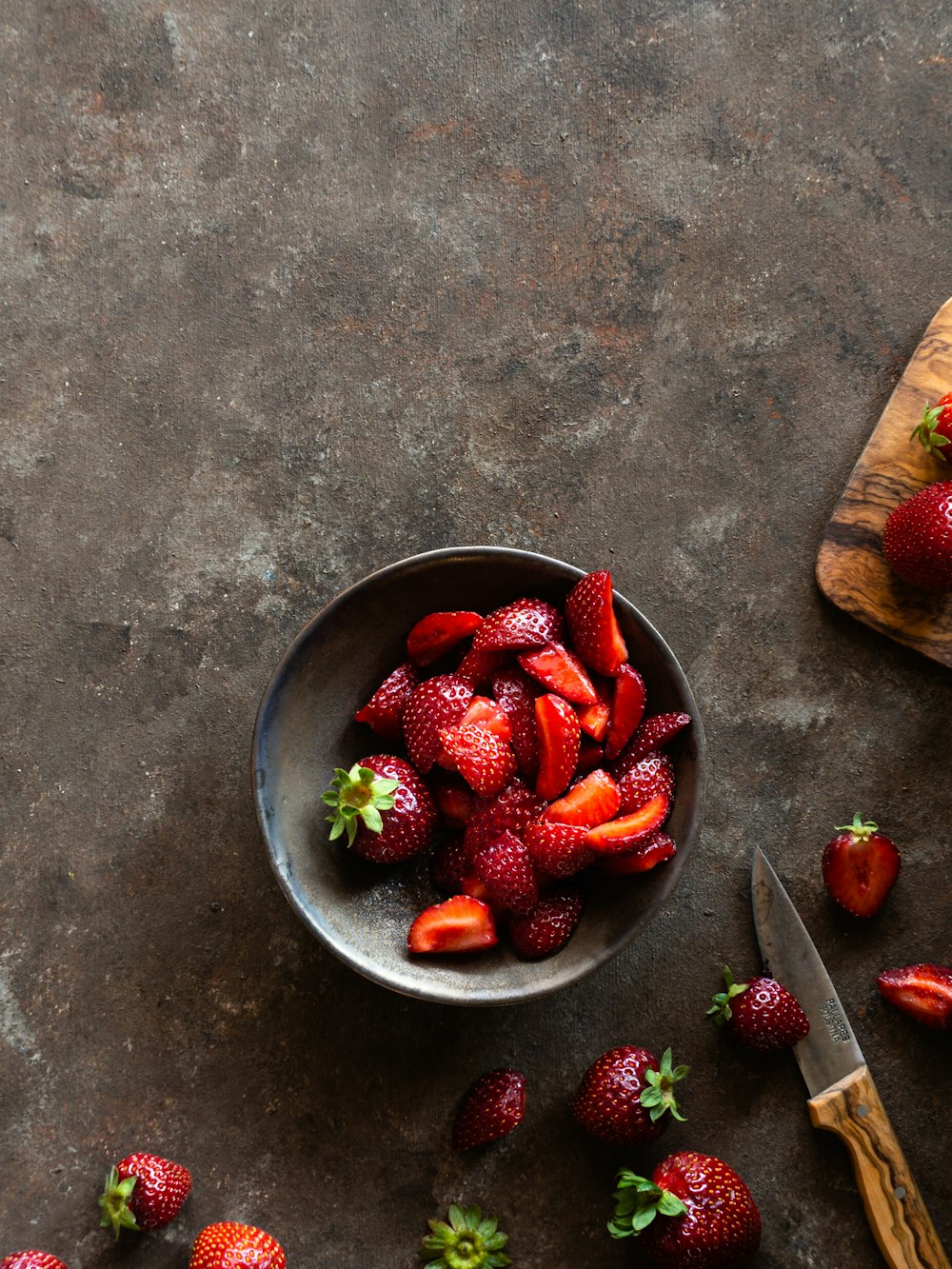 strawberries on black round bowl