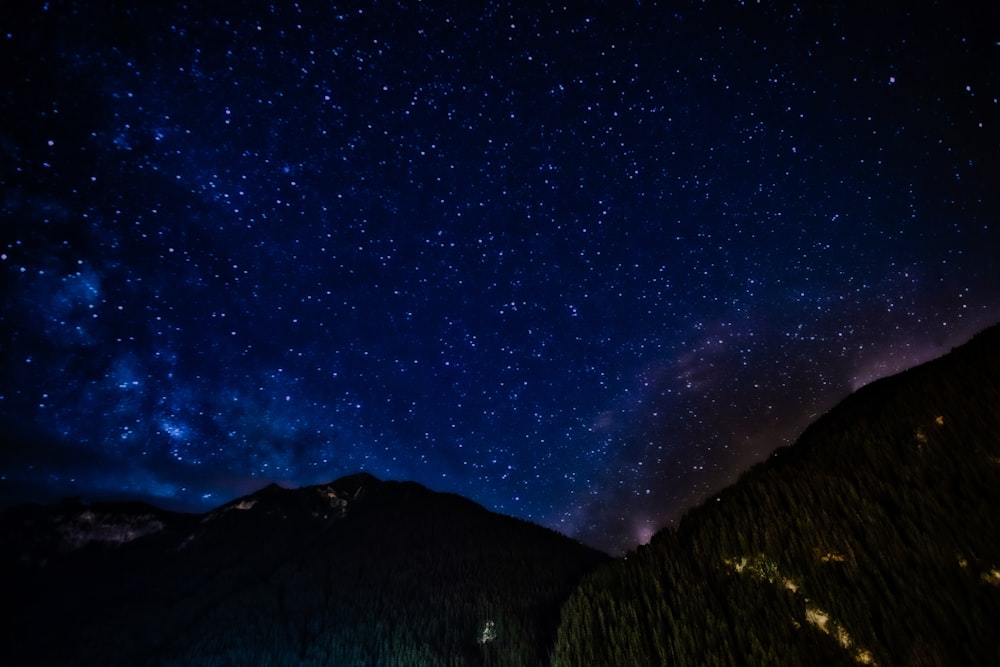 Notte stellata sopra la montagna
