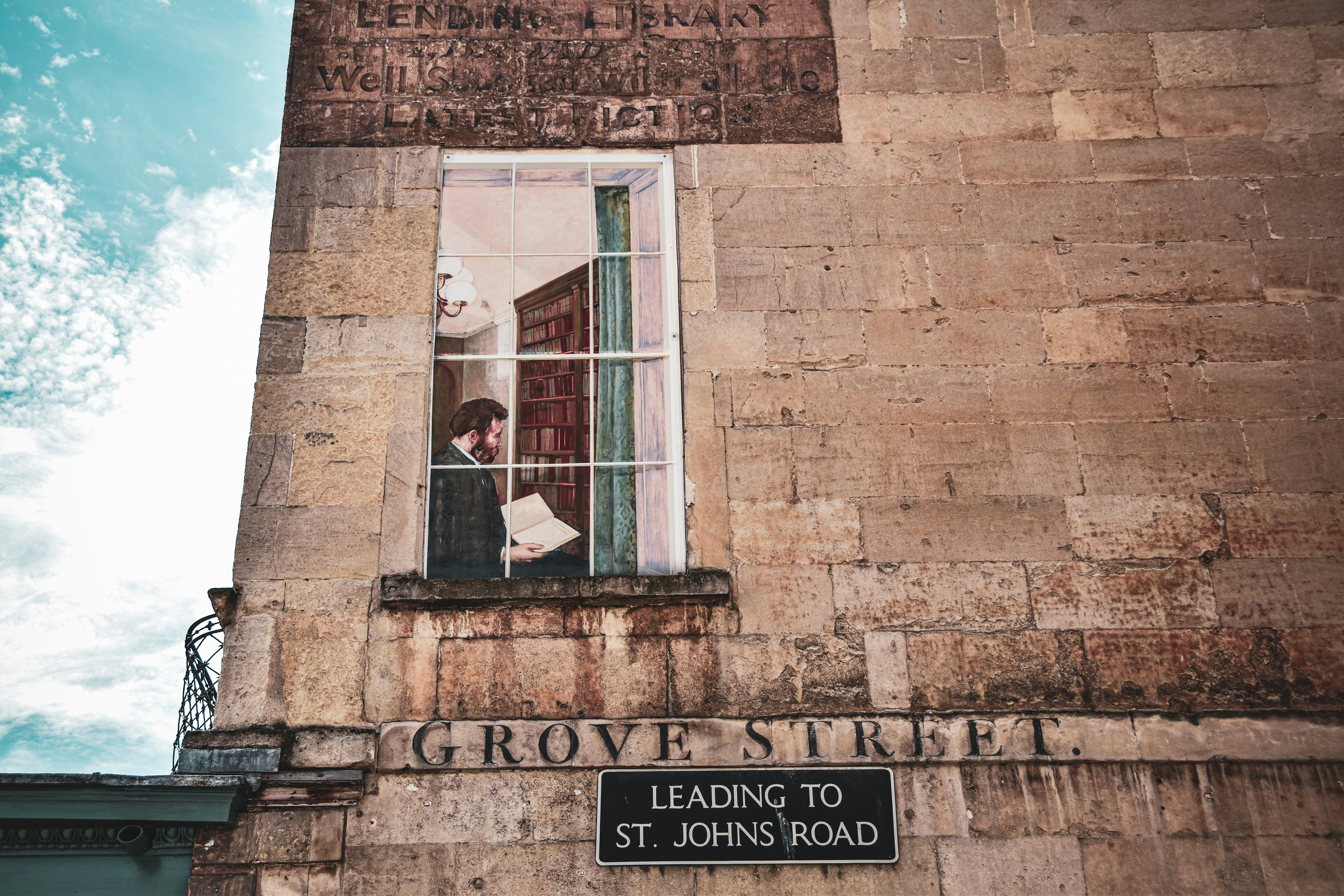 Bâtiment en brique brune avec fenêtre en verre