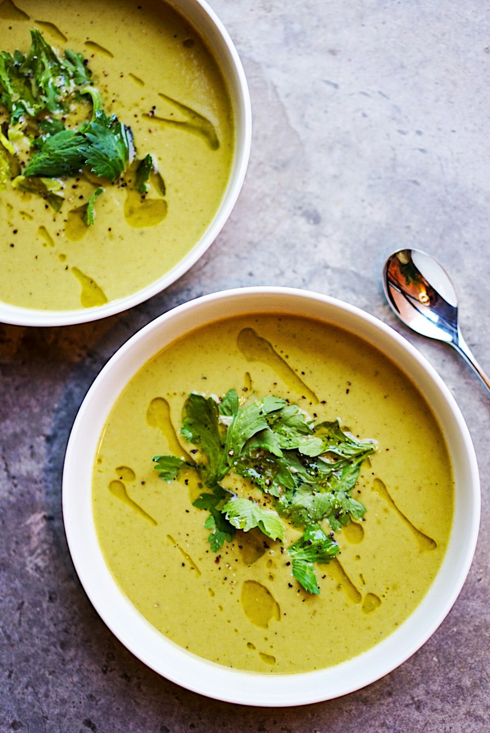 zuppa verde su ciotola di ceramica bianca