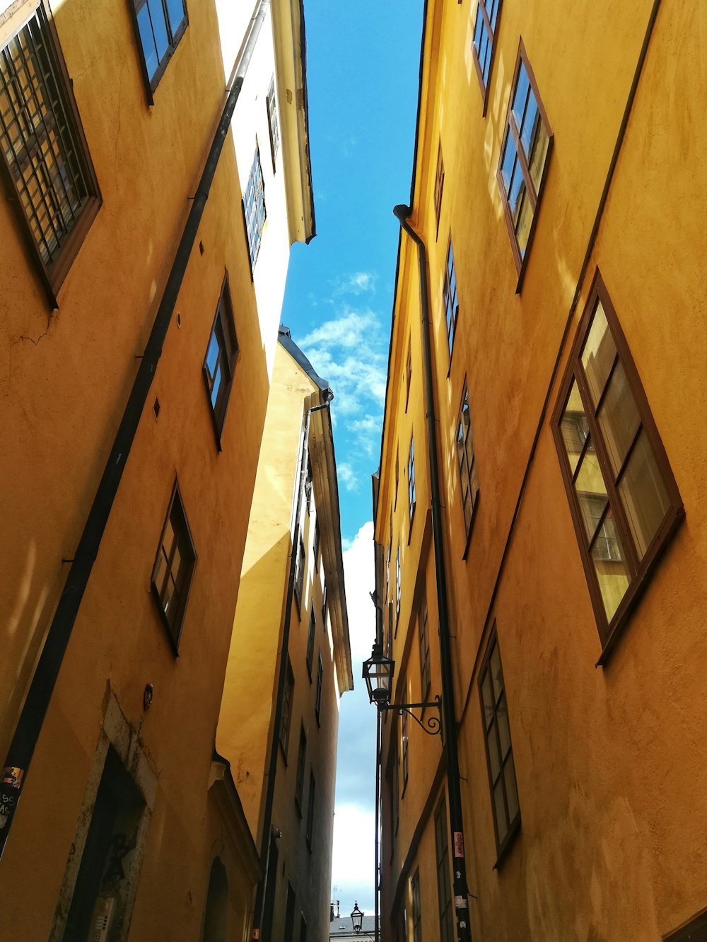 Low-Angle-Fotografie eines braunen Betongebäudes tagsüber