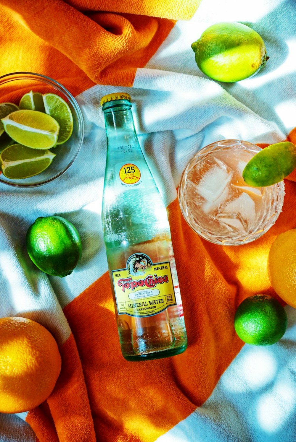 Botella con etiqueta naranja y verde