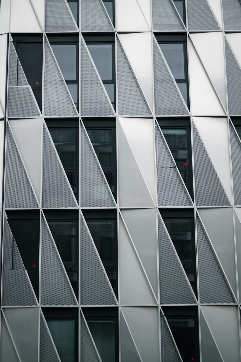 Edificio de vidrio gris y negro