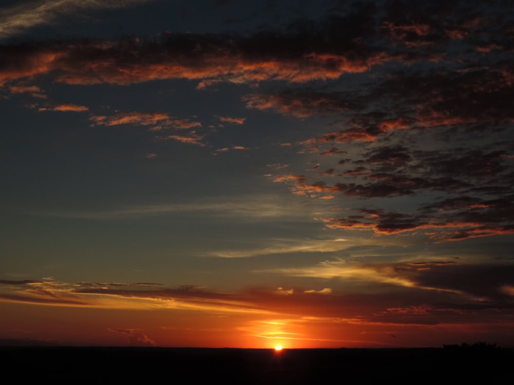 夕暮れ時の雲と青空