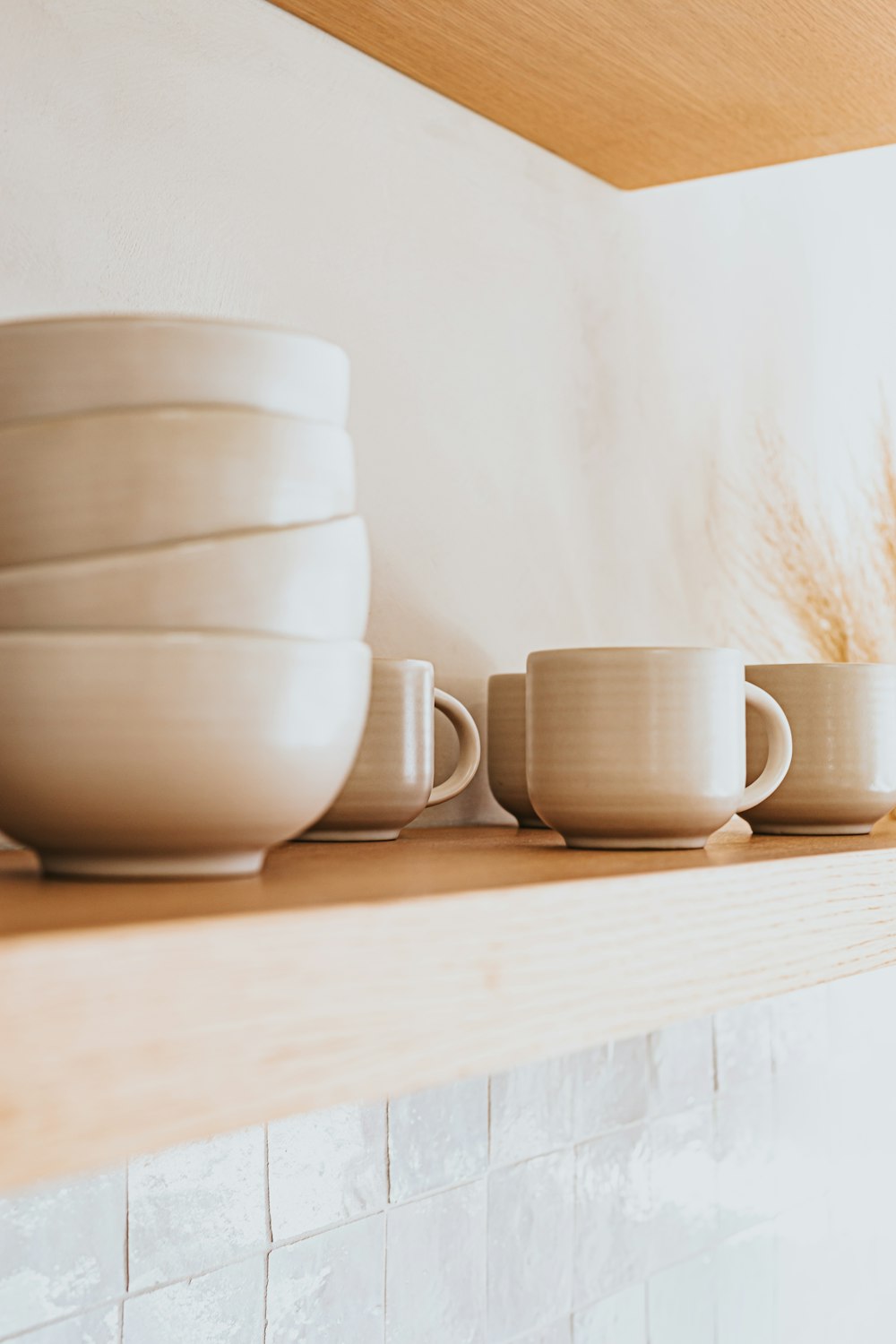canecas de cerâmica brancas na mesa de madeira marrom