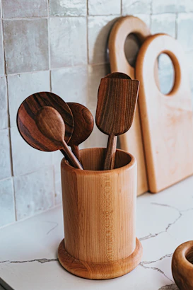 brown wooden spoons in brown wooden cup