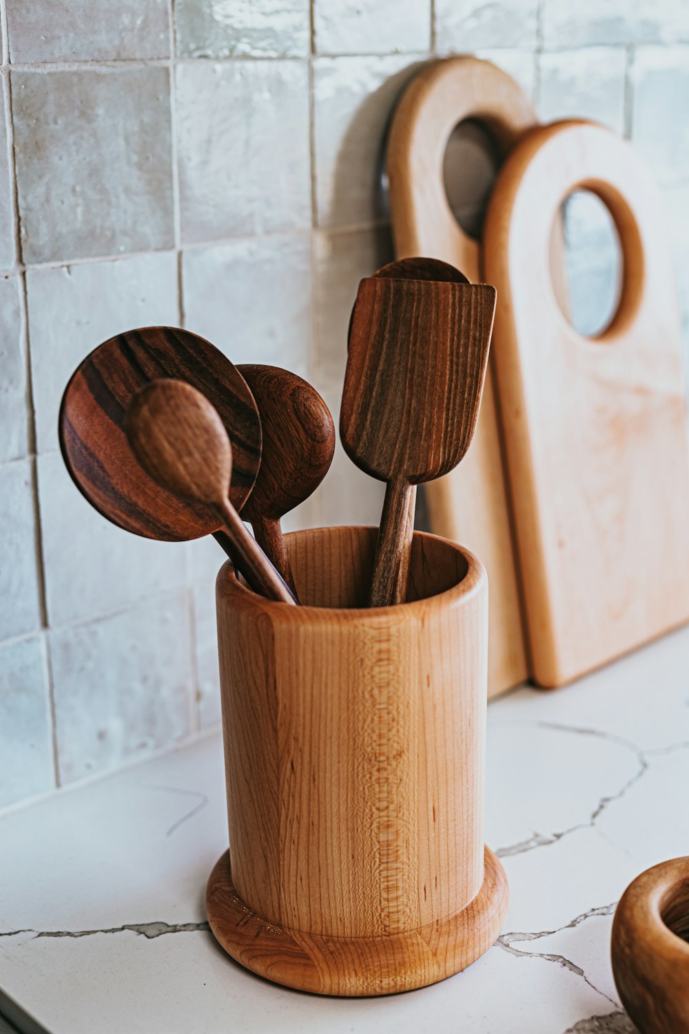 brown wooden spoons in brown wooden cup