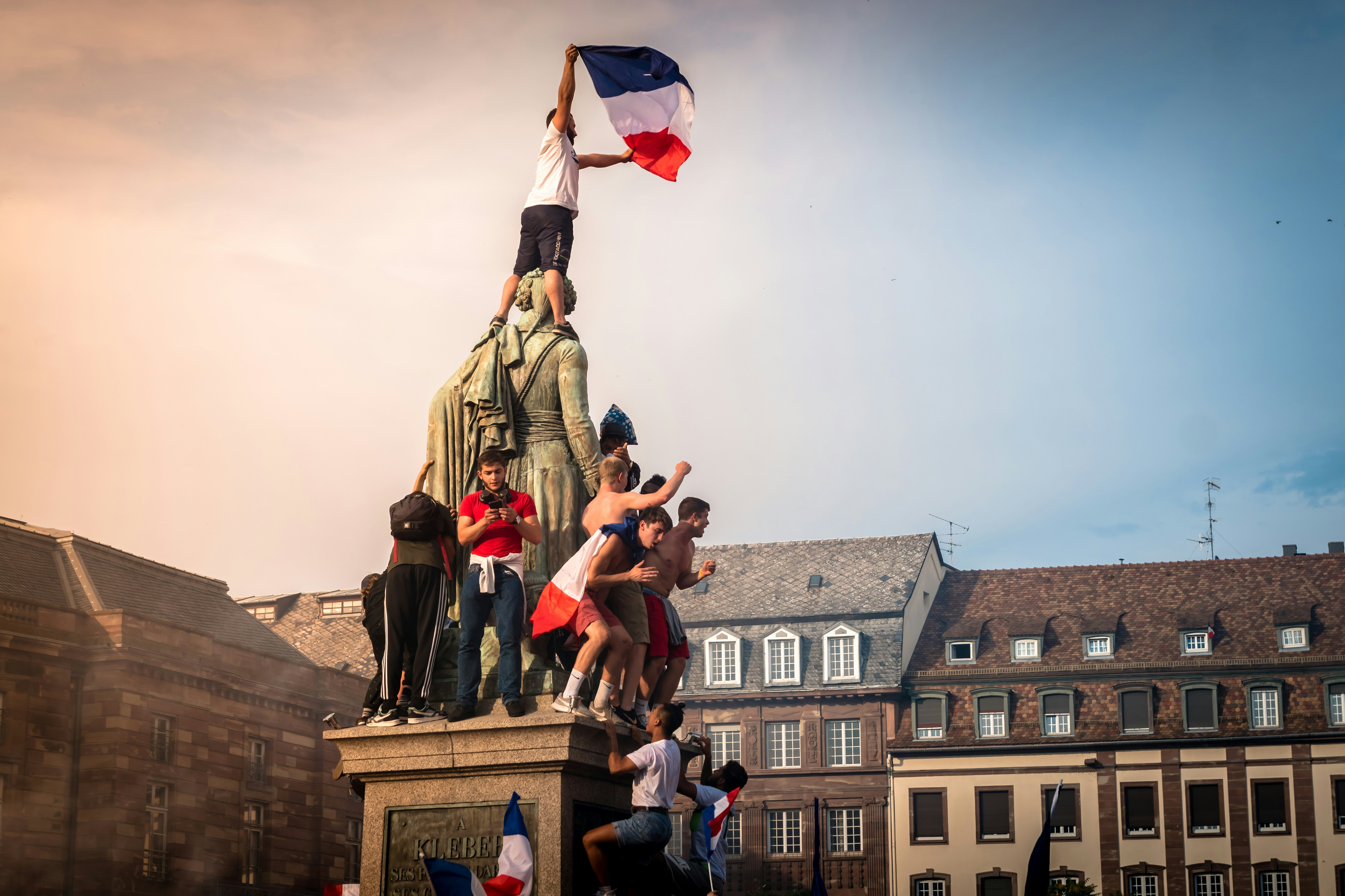 French presidential election: Raphaël Glucksmann seeks to dispel doubts with high-stakes rally