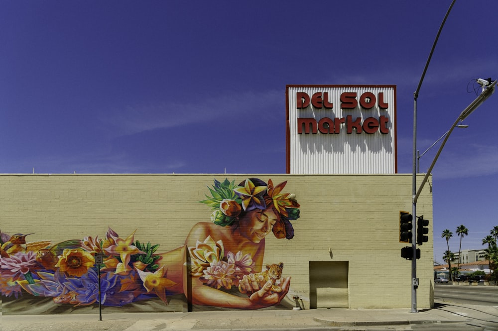 Un mural en el costado de un edificio