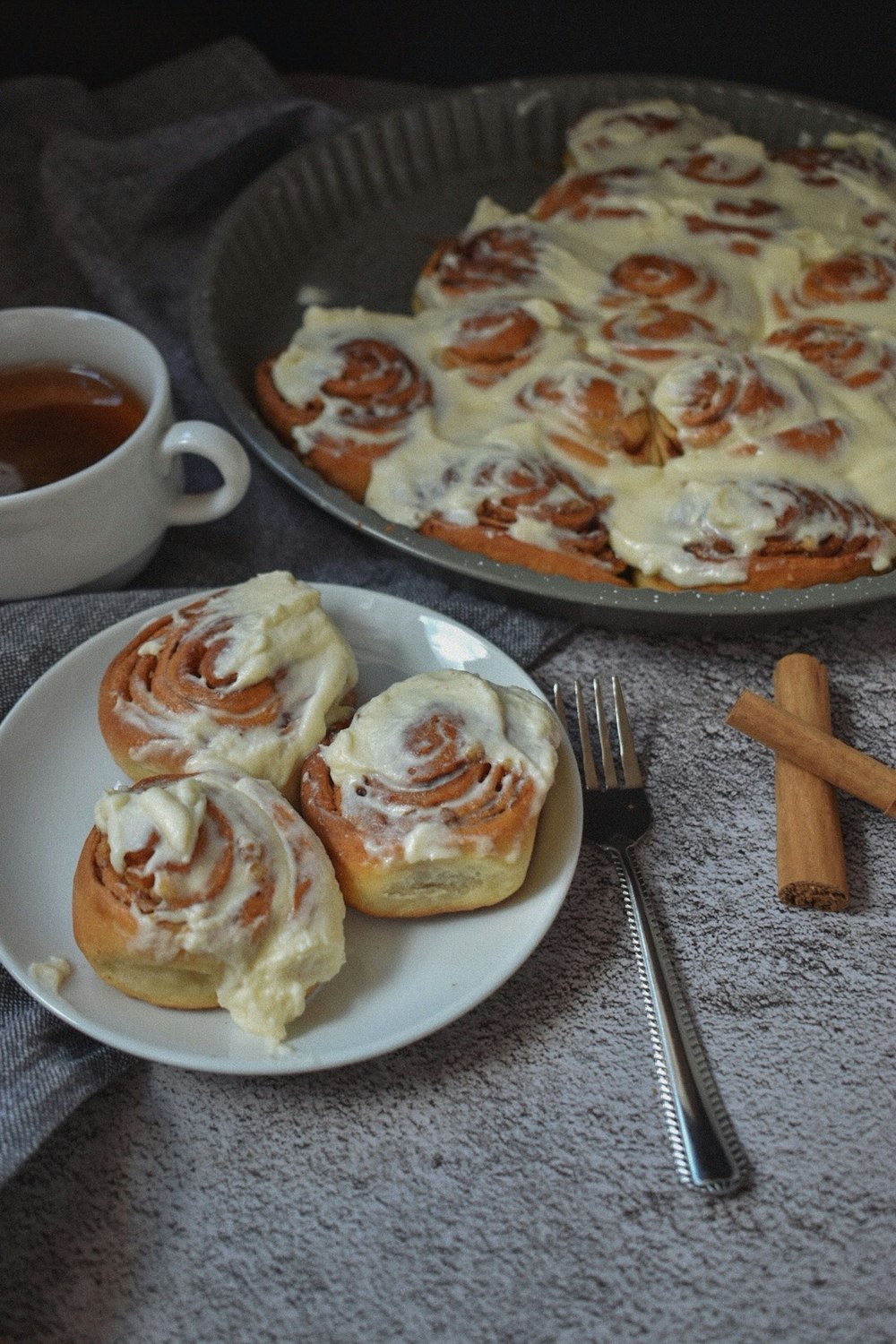 assiette en céramique blanche avec pain et crème