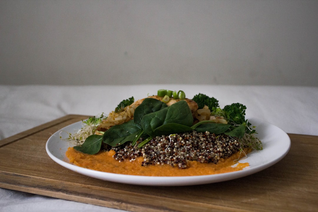 Quinoa wordt verbouwd op 3.000 – 6.000 meter hoogte in het Andesgebergte van Argentinië, Bolivia en Peru. Quinoa wordt geclassificeerd als een superfood.