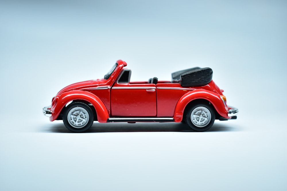 Coupé cabriolet rouge sur fond blanc