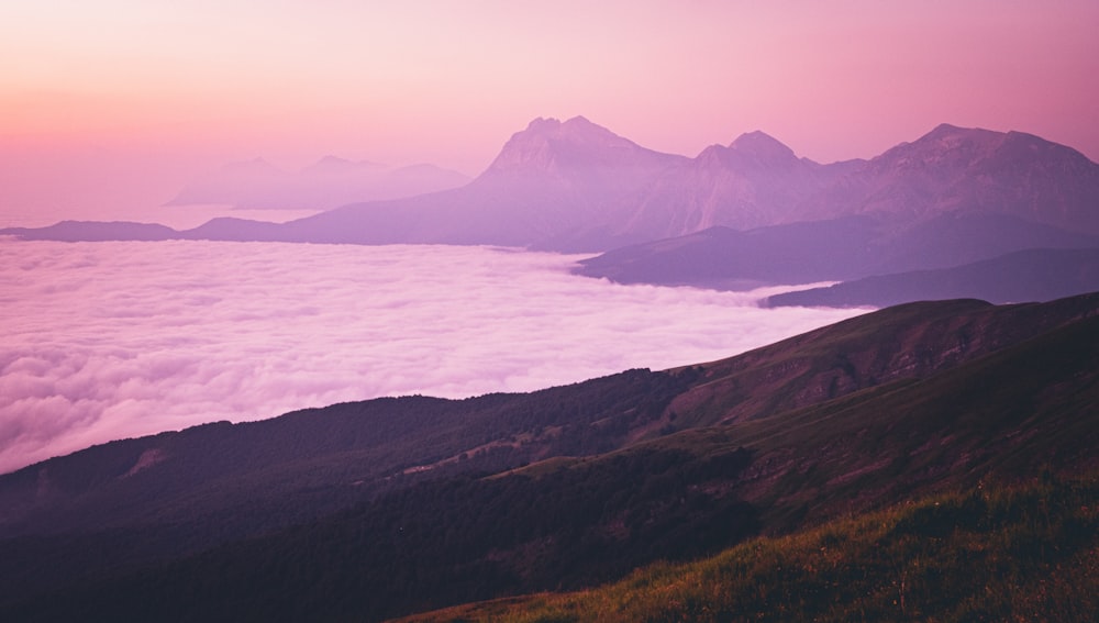 Braune Berge in der Nähe von Gewässern tagsüber