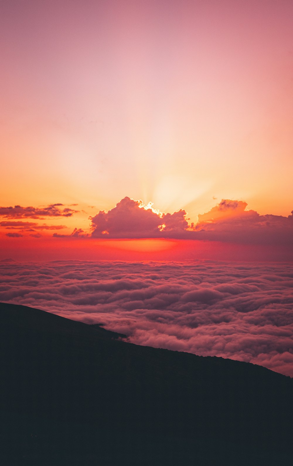 nuages au-dessus de la mer au coucher du soleil