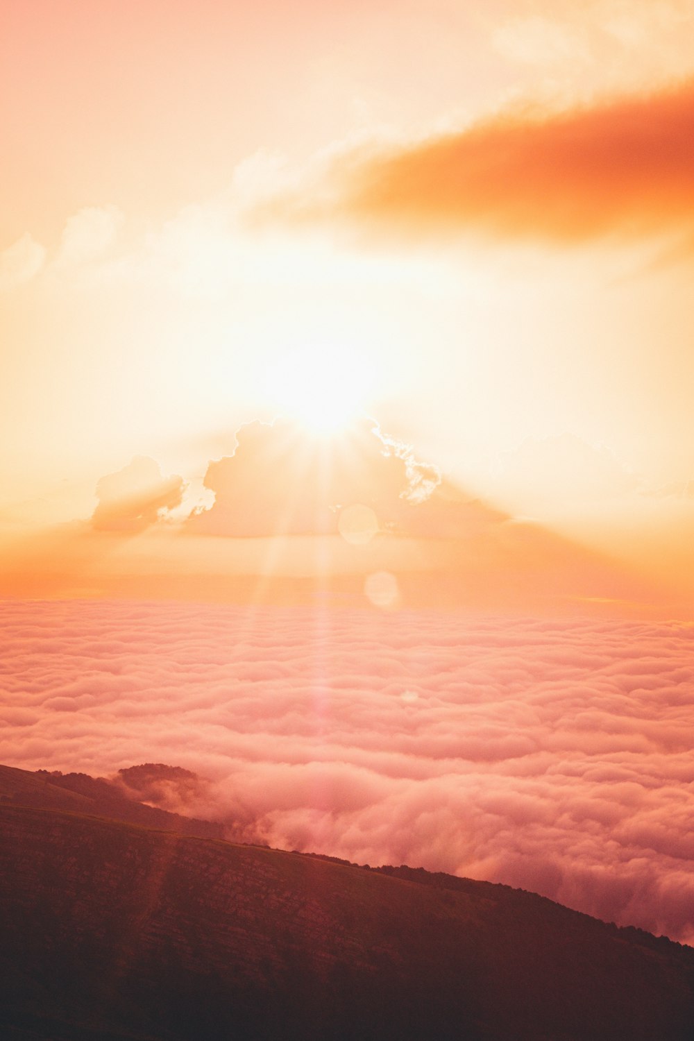 raios de sol sobre nuvens e montanhas